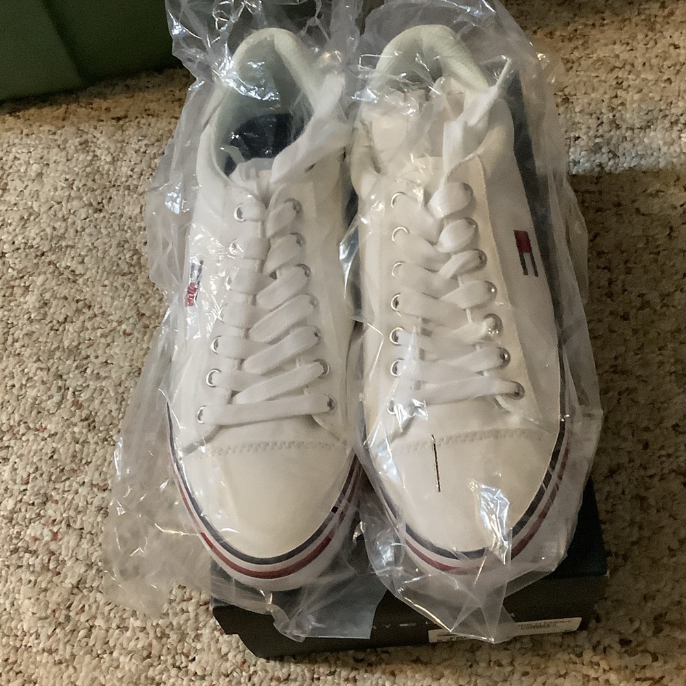 Tommy Hilfiger TW Fressian women’s White Multi Sneakers, new in box, 8.5
